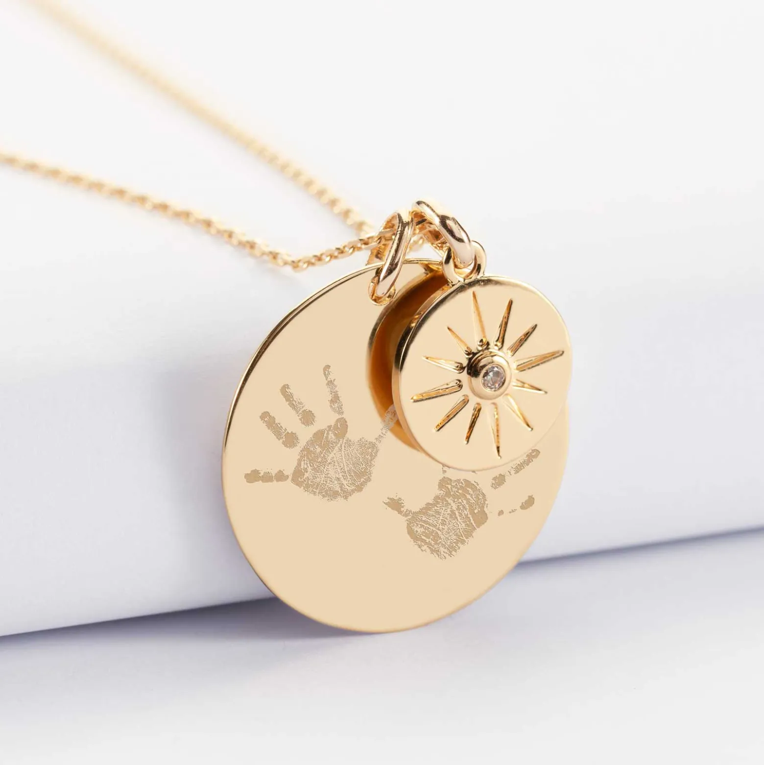 Pendentif personnalisé médaille gravée plaqué or 27 mm et breloque soleil scintillant 14 mm