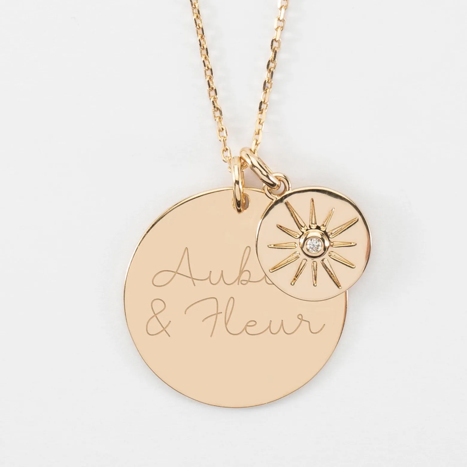 Pendentif personnalisé médaille gravée plaqué or 27 mm et breloque soleil scintillant 14 mm