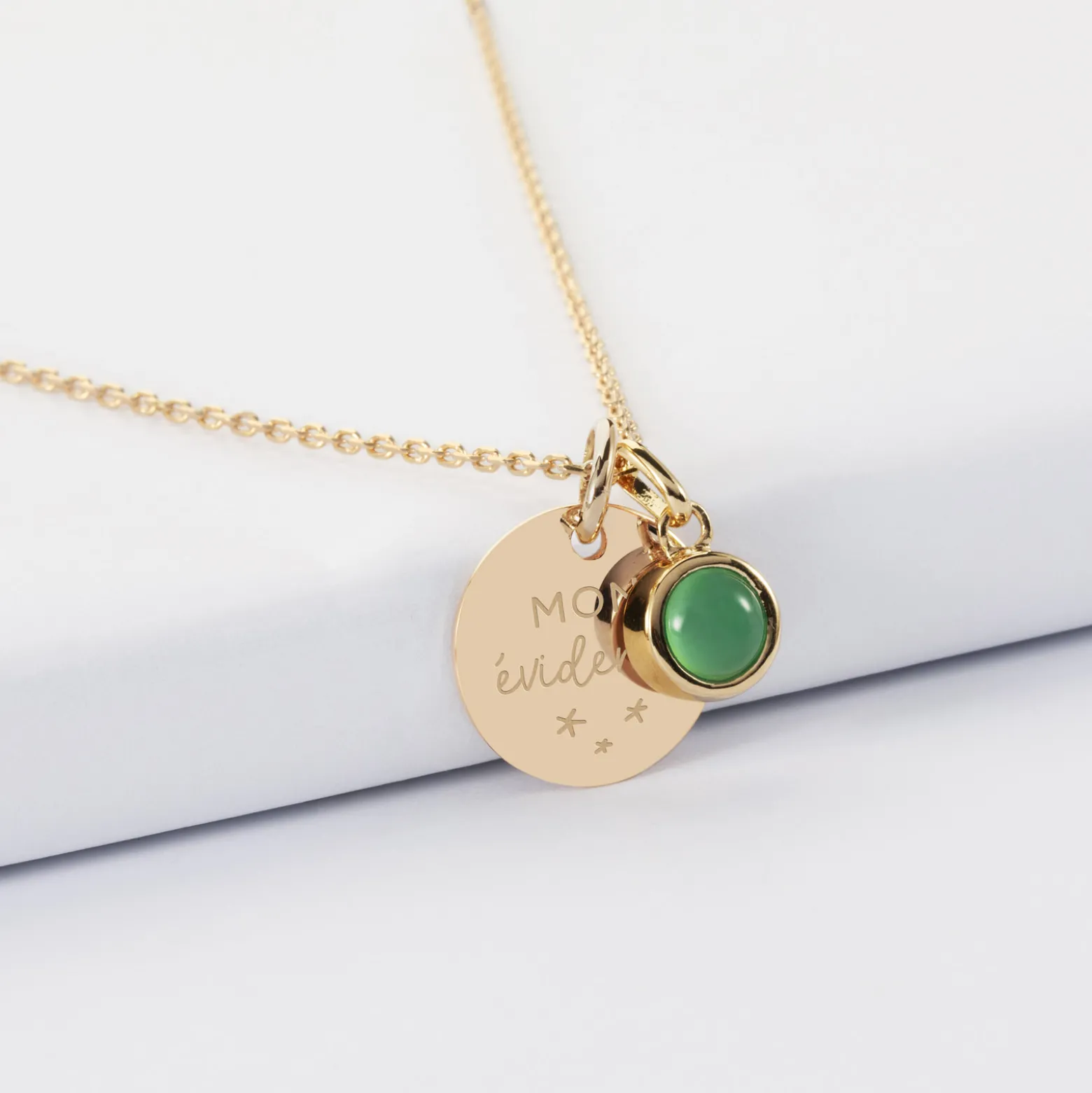 Pendentif personnalisé médaille gravée plaqué or 15 mm et breloque pierre naturelle 8 mm
