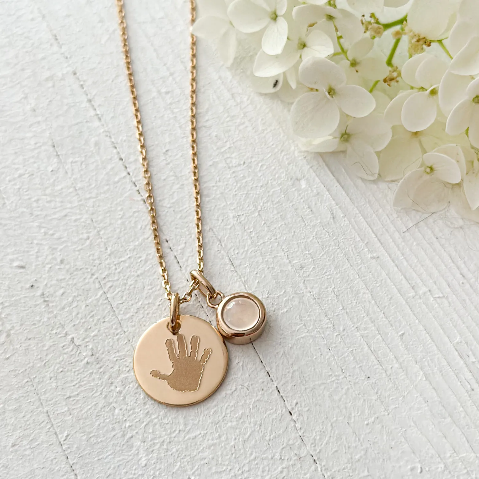 Pendentif personnalisé médaille gravée plaqué or 15 mm et breloque pierre naturelle 8 mm