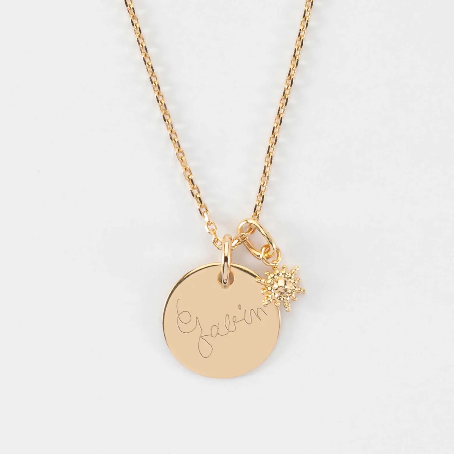Pendentif personnalisé médaille gravée plaqué or 15 mm et breloque étoile brillante 6 mm