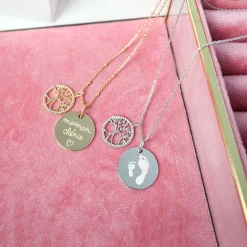 Pendentif personnalisé médaille gravée plaqué or 19 mm et breloque arbre de vie contour torsadé 16 mm