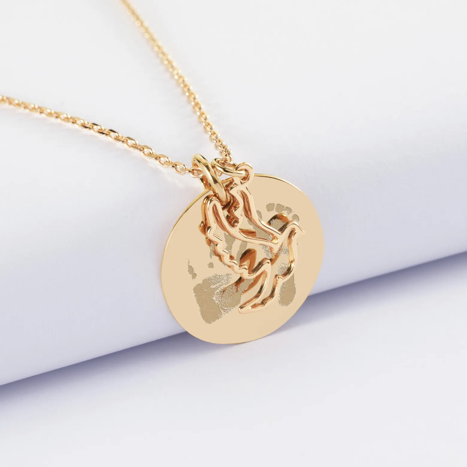 Pendentif personnalisé médaille gravée plaqué or 19 mm et breloque colombe 18 mm