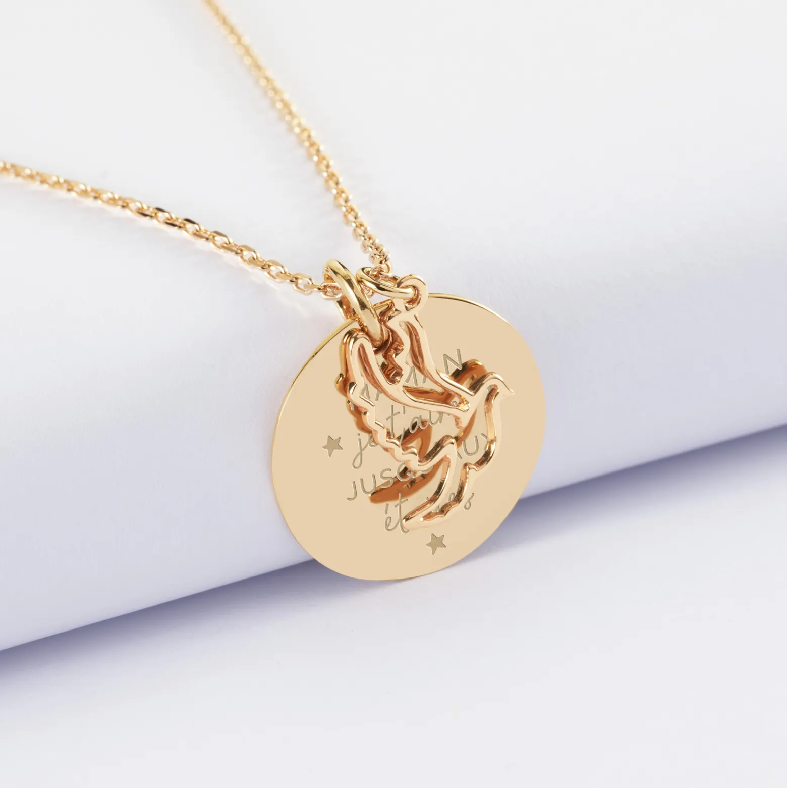 Pendentif personnalisé médaille gravée plaqué or 19 mm et breloque colombe 18 mm