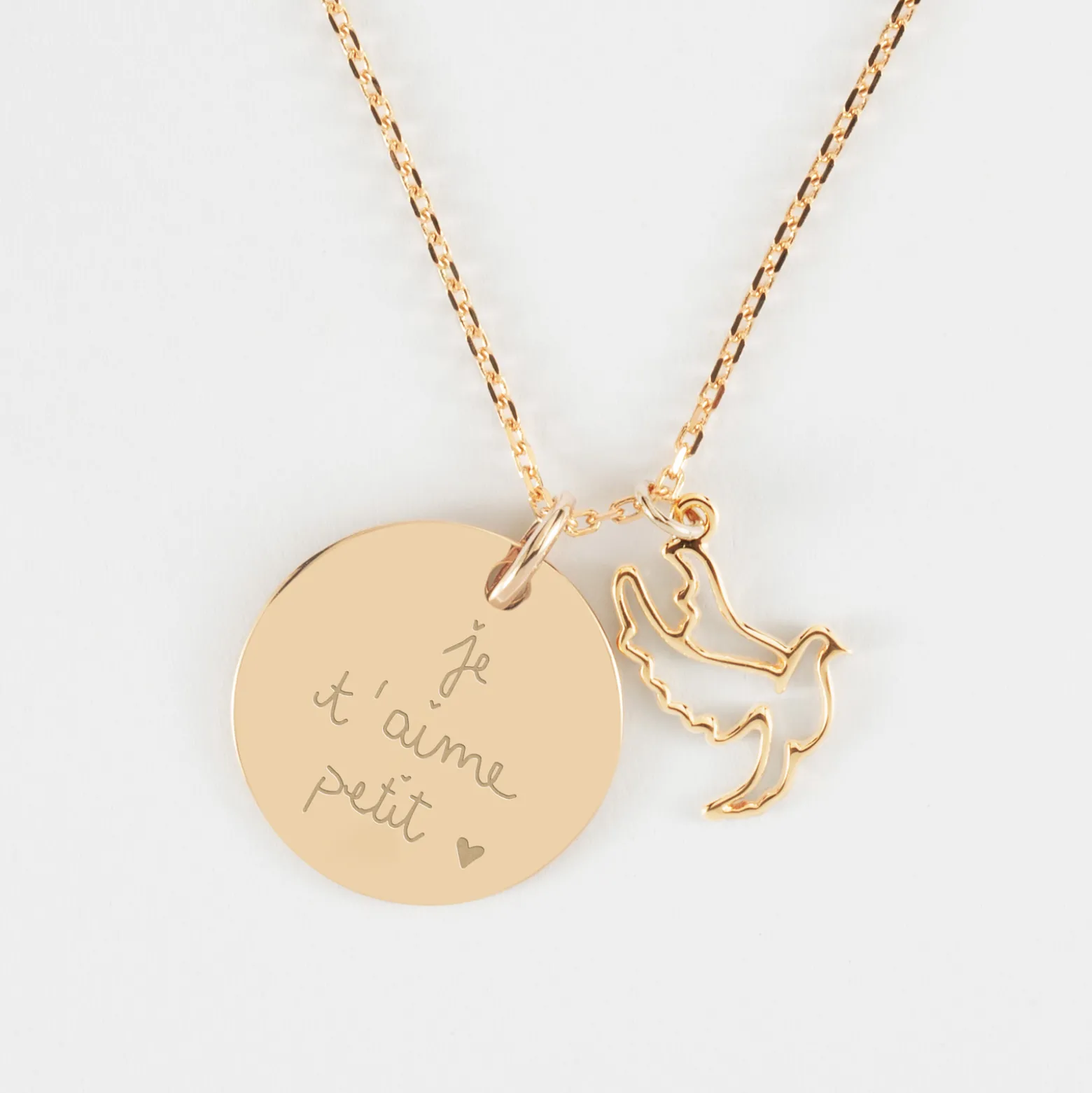 Pendentif personnalisé médaille gravée plaqué or 19 mm et breloque colombe 18 mm