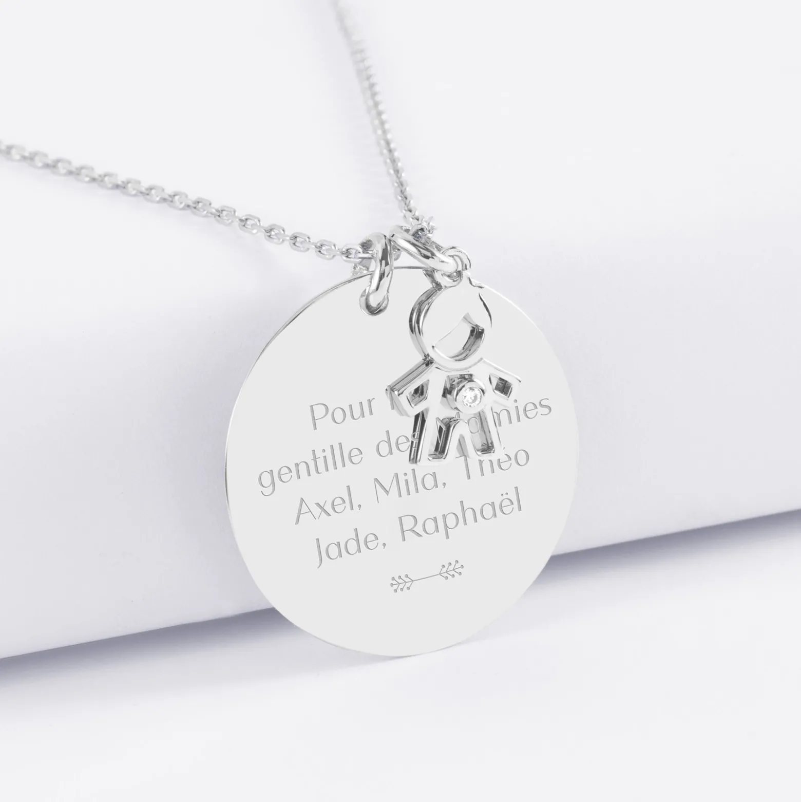 Pendentif personnalisé médaille gravée argent 27 mm et breloque petit garçon zircon 12 mm