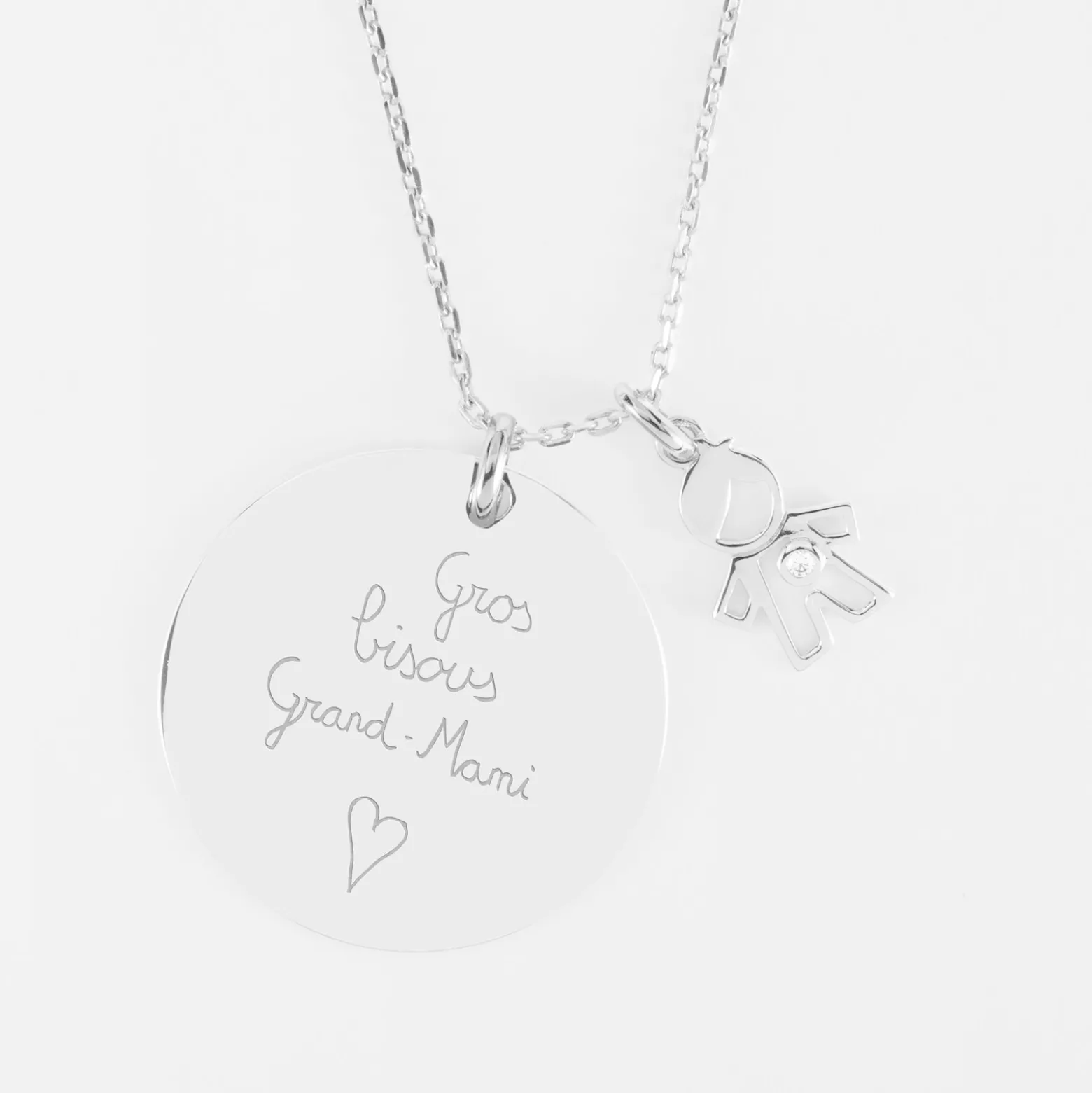 Pendentif personnalisé médaille gravée argent 27 mm et breloque petit garçon zircon 12 mm