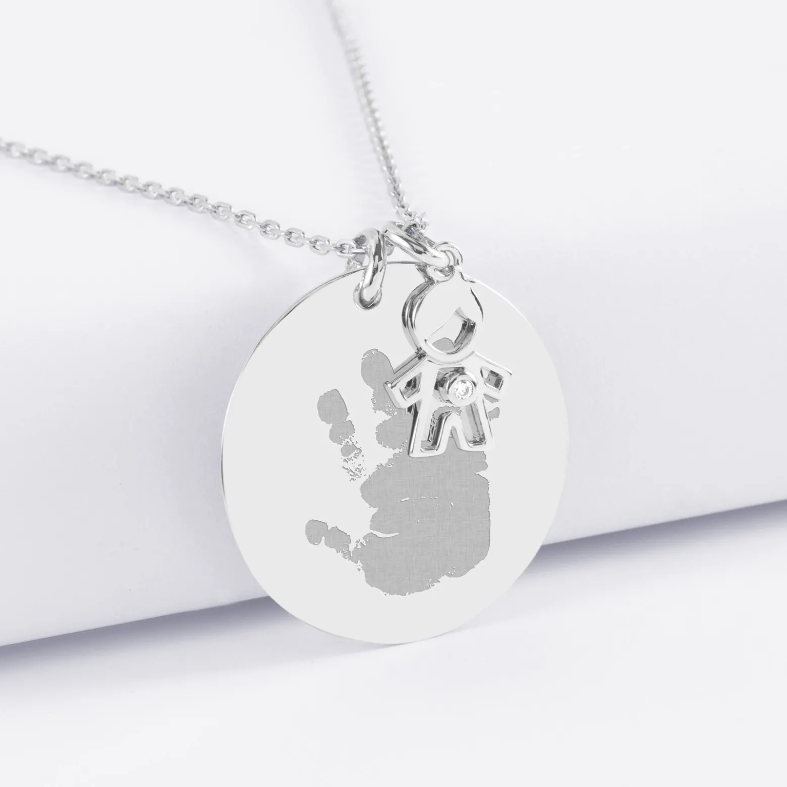 Pendentif personnalisé médaille gravée argent 27 mm et breloque petit garçon zircon 12 mm