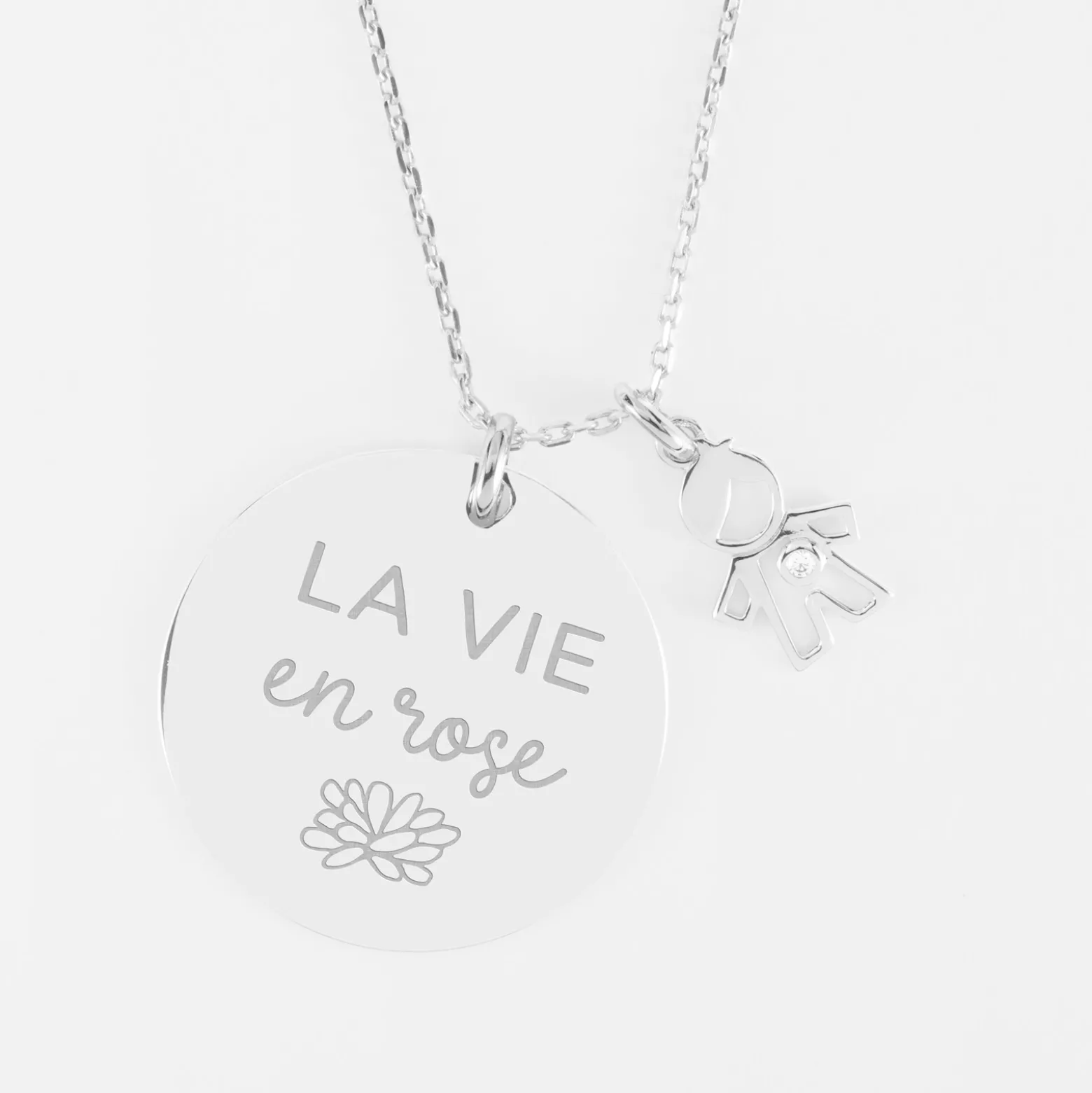 Pendentif personnalisé médaille gravée argent 27 mm et breloque petit garçon zircon 12 mm