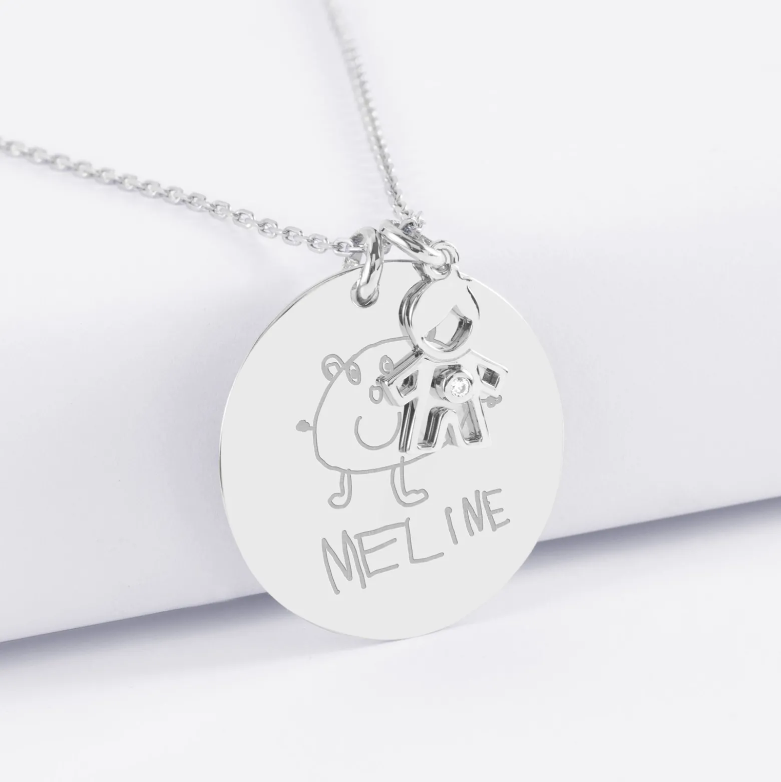 Pendentif personnalisé médaille gravée argent 27 mm et breloque petit garçon zircon 12 mm