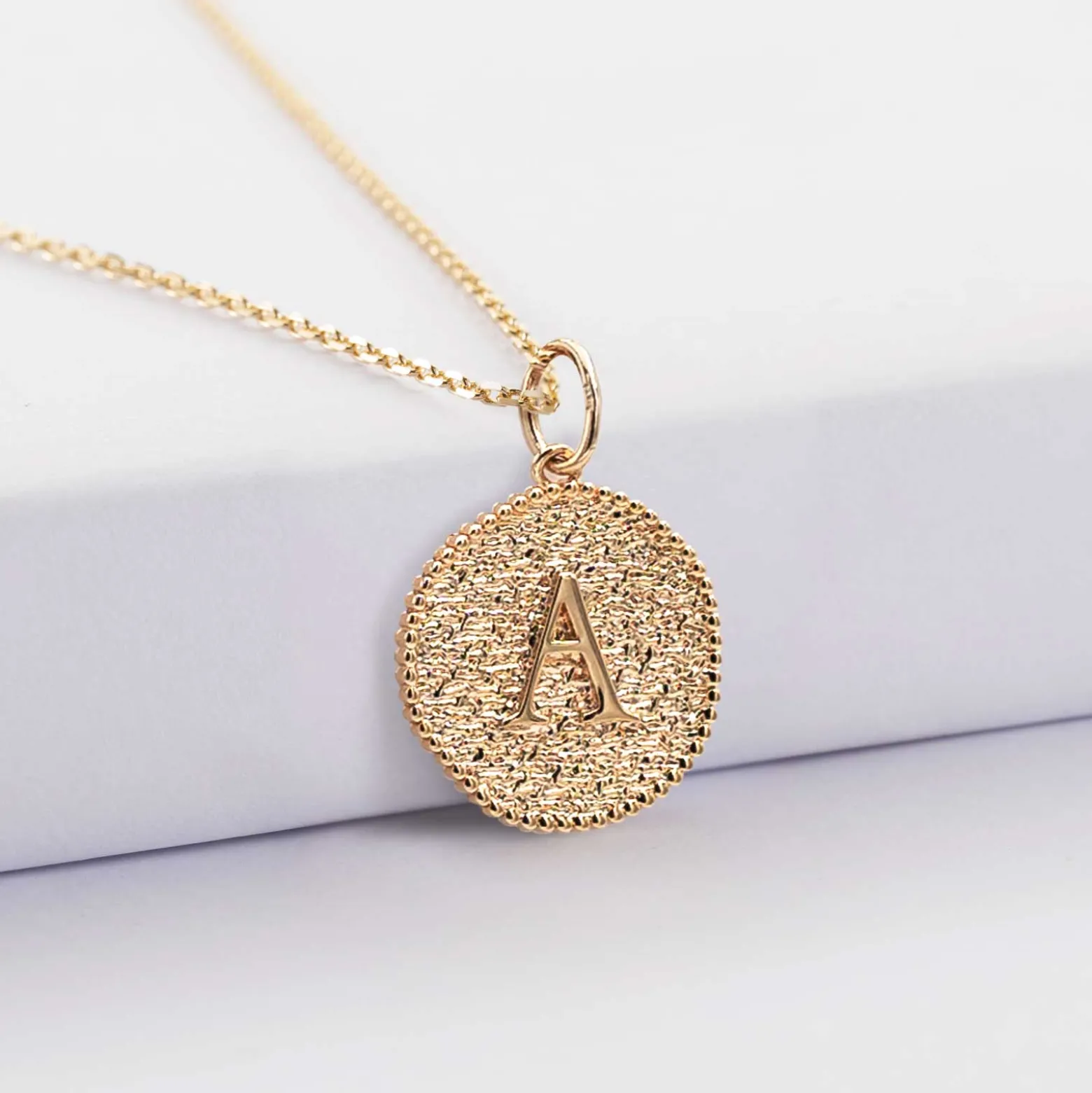 Pendentif personnalisé médaille gravée plaqué or lettre initiale texturée 14 mm