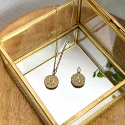 Pendentif personnalisé médaille gravée plaqué or lettre initiale texturée 14 mm