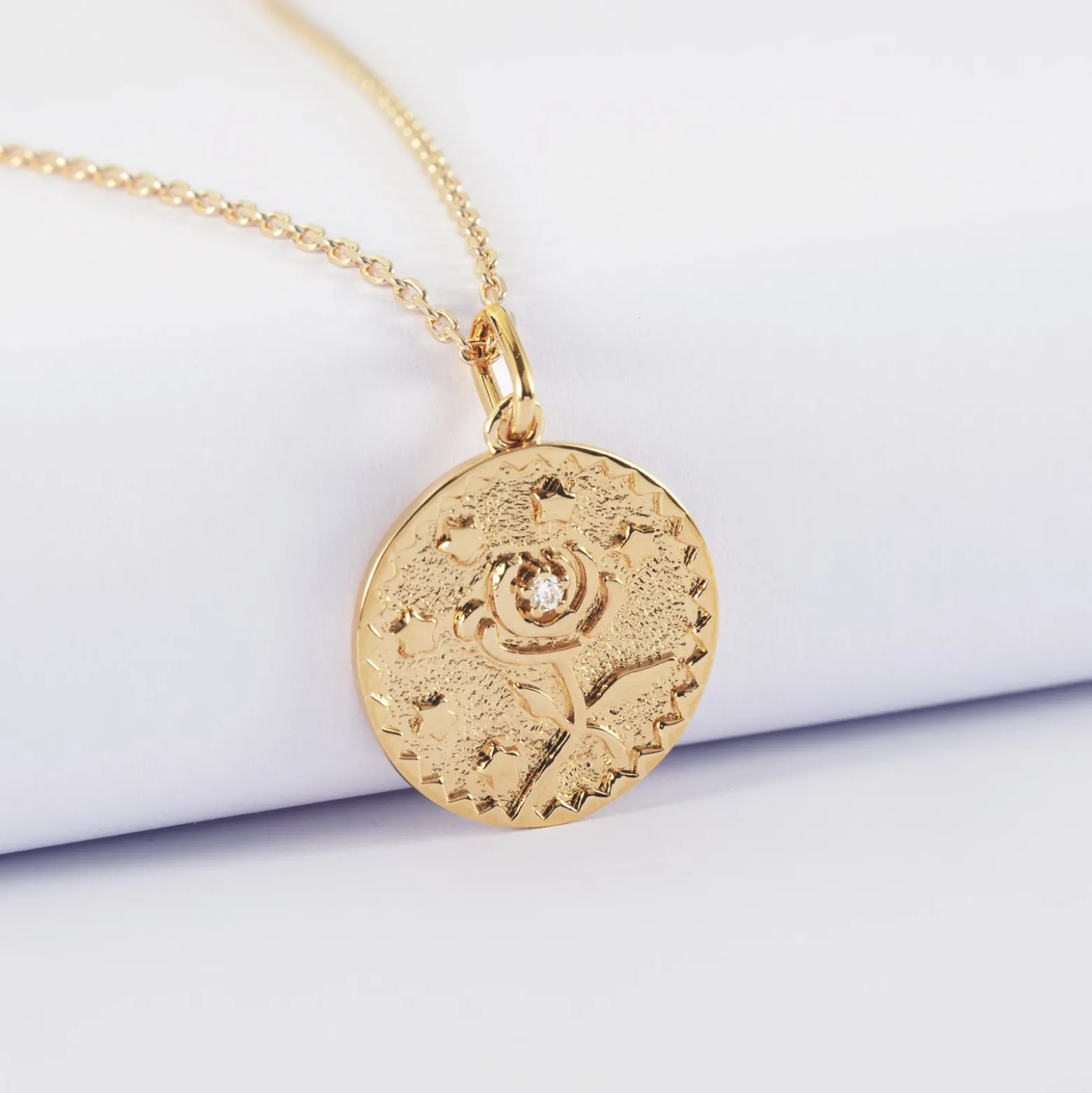 Pendentif personnalisé médaille gravée plaqué or texturée rose scintillante 19 mm