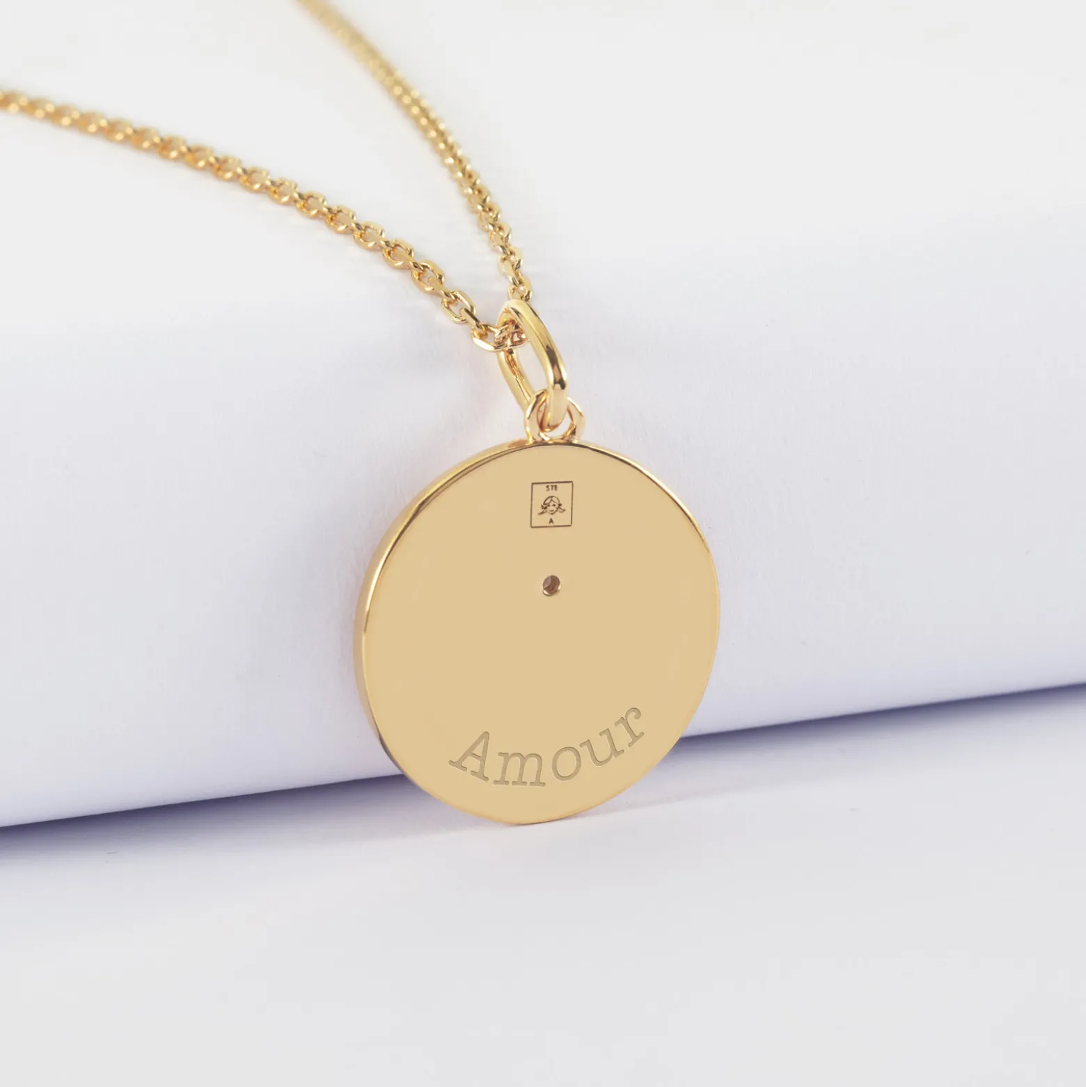 Pendentif personnalisé médaille gravée plaqué or texturée rose scintillante 19 mm
