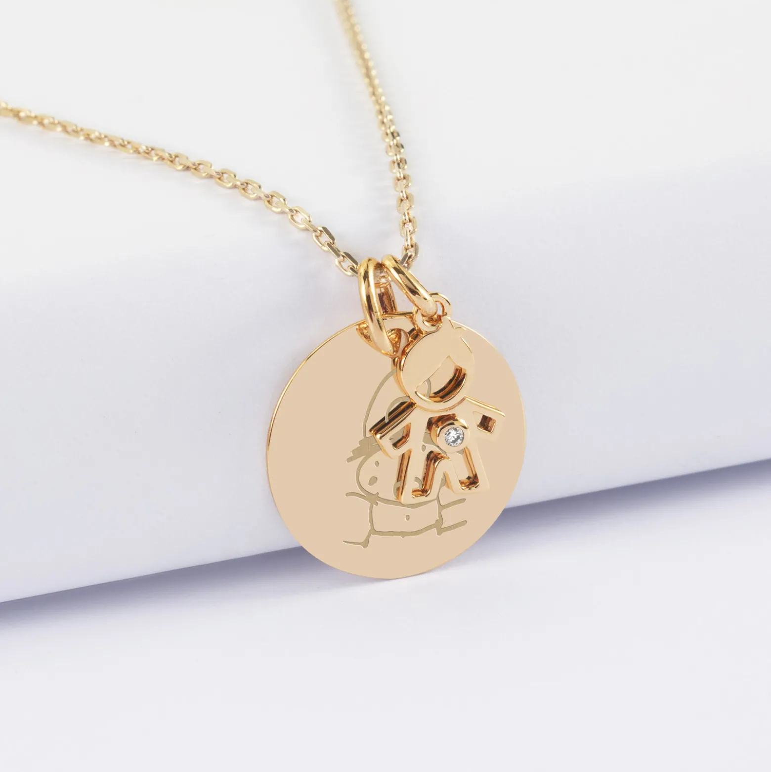 Pendentif personnalisé médaille gravée plaqué or 19 mm et breloque petit garçon zircon 12 mm