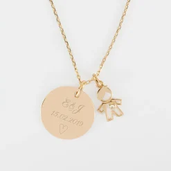 Pendentif personnalisé médaille gravée plaqué or 19 mm et breloque petit garçon zircon 12 mm
