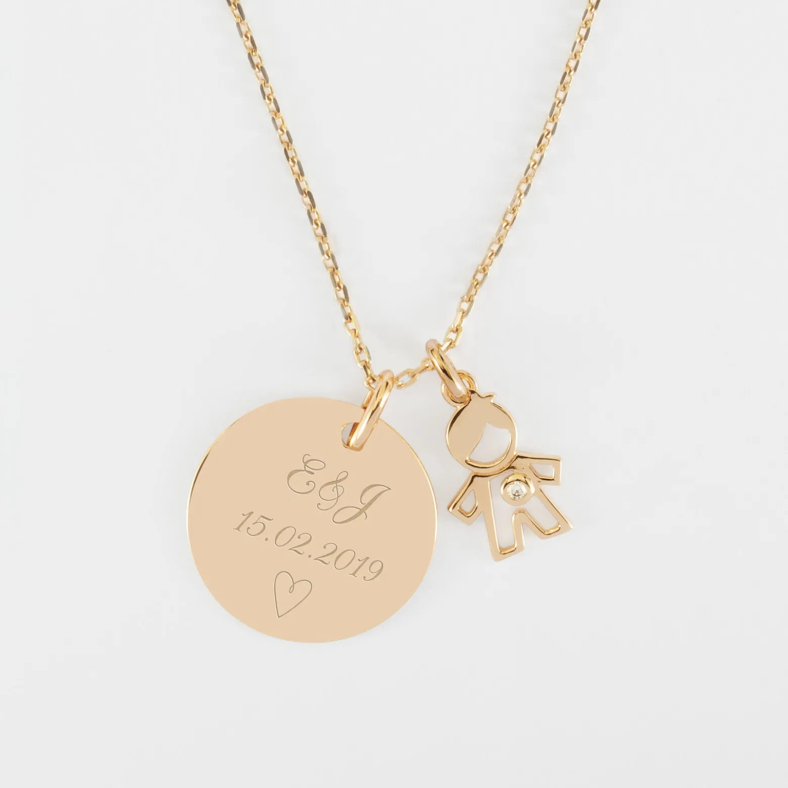 Pendentif personnalisé médaille gravée plaqué or 19 mm et breloque petit garçon zircon 12 mm