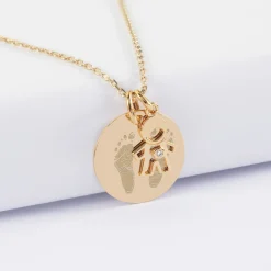 Pendentif personnalisé médaille gravée plaqué or 19 mm et breloque petit garçon zircon 12 mm