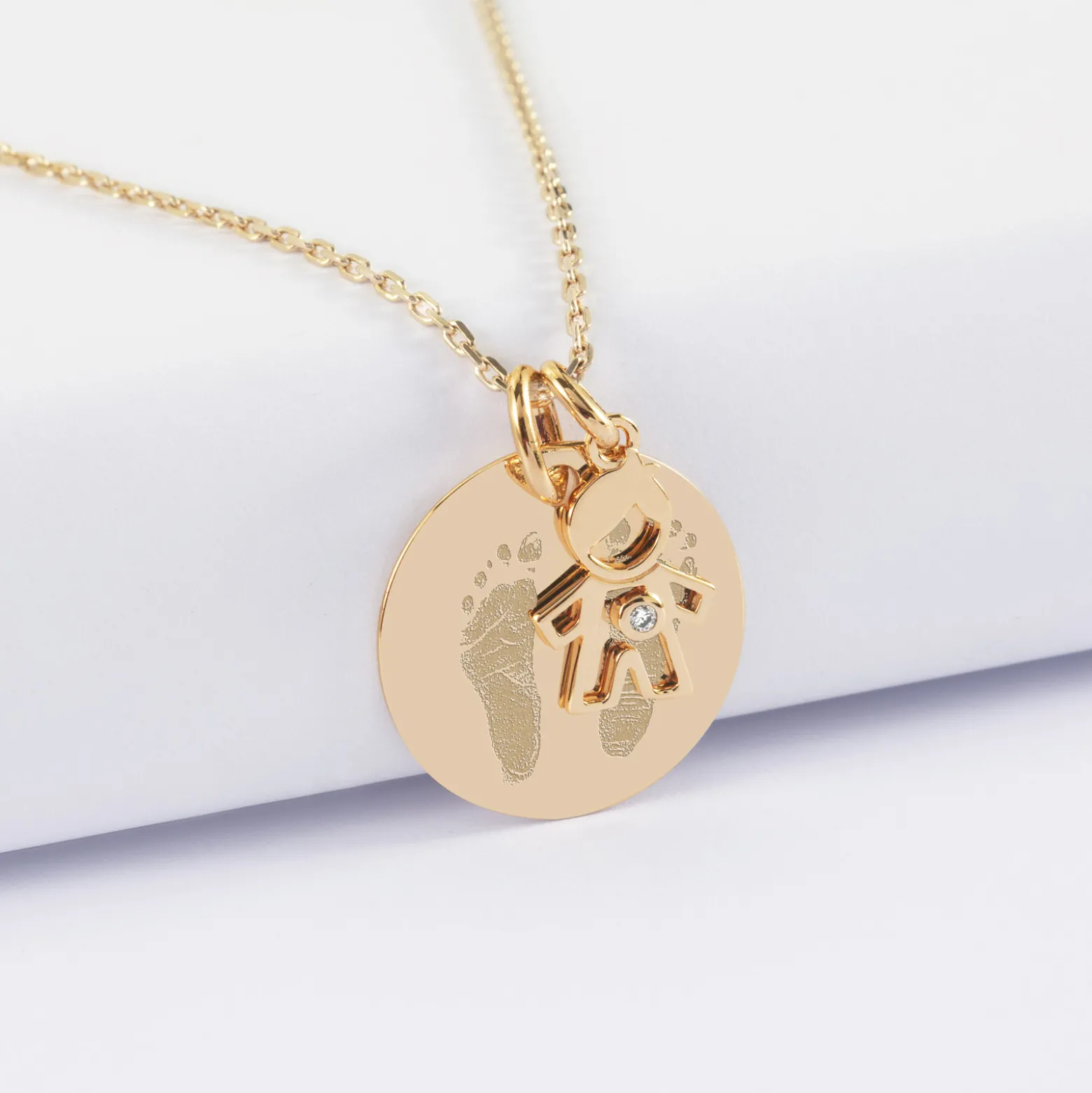 Pendentif personnalisé médaille gravée plaqué or 19 mm et breloque petit garçon zircon 12 mm