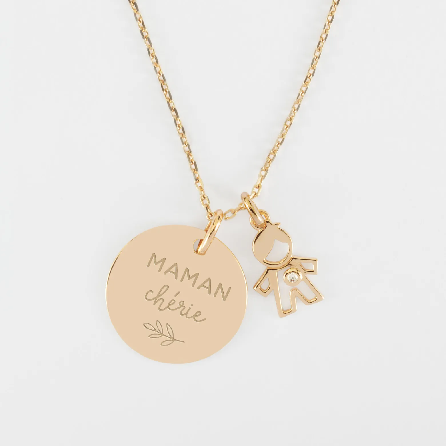 Pendentif personnalisé médaille gravée plaqué or 19 mm et breloque petit garçon zircon 12 mm