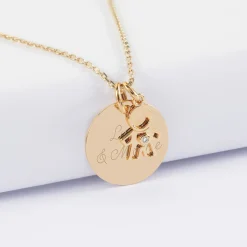Pendentif personnalisé médaille gravée plaqué or 19 mm et breloque petit garçon zircon 12 mm