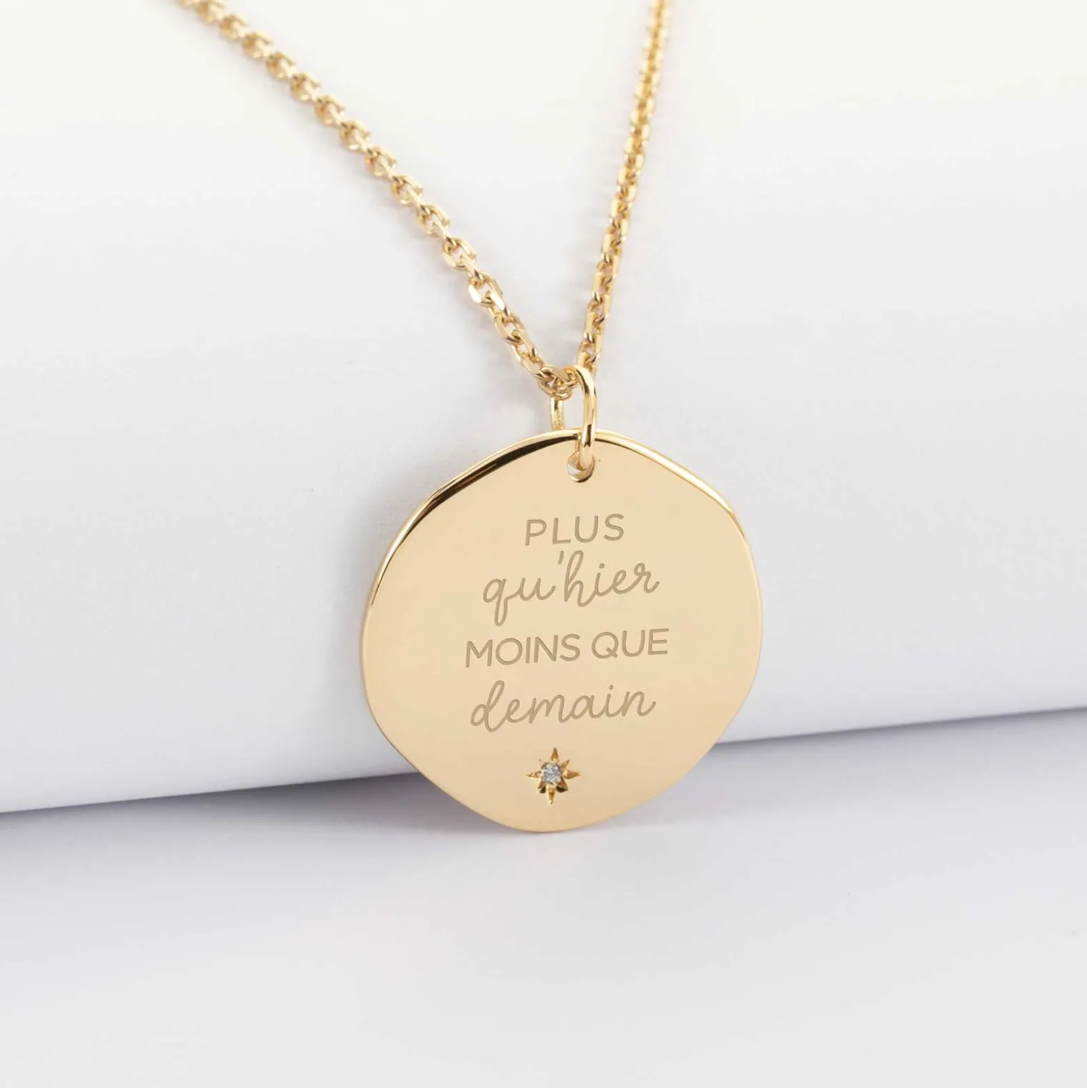 Pendentif personnalisé médaille scintillante gravée plaqué or 20 mm