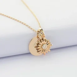 Pendentif personnalisé médaille gravée plaqué or 15 mm et breloque marguerite scintillante 13 mm