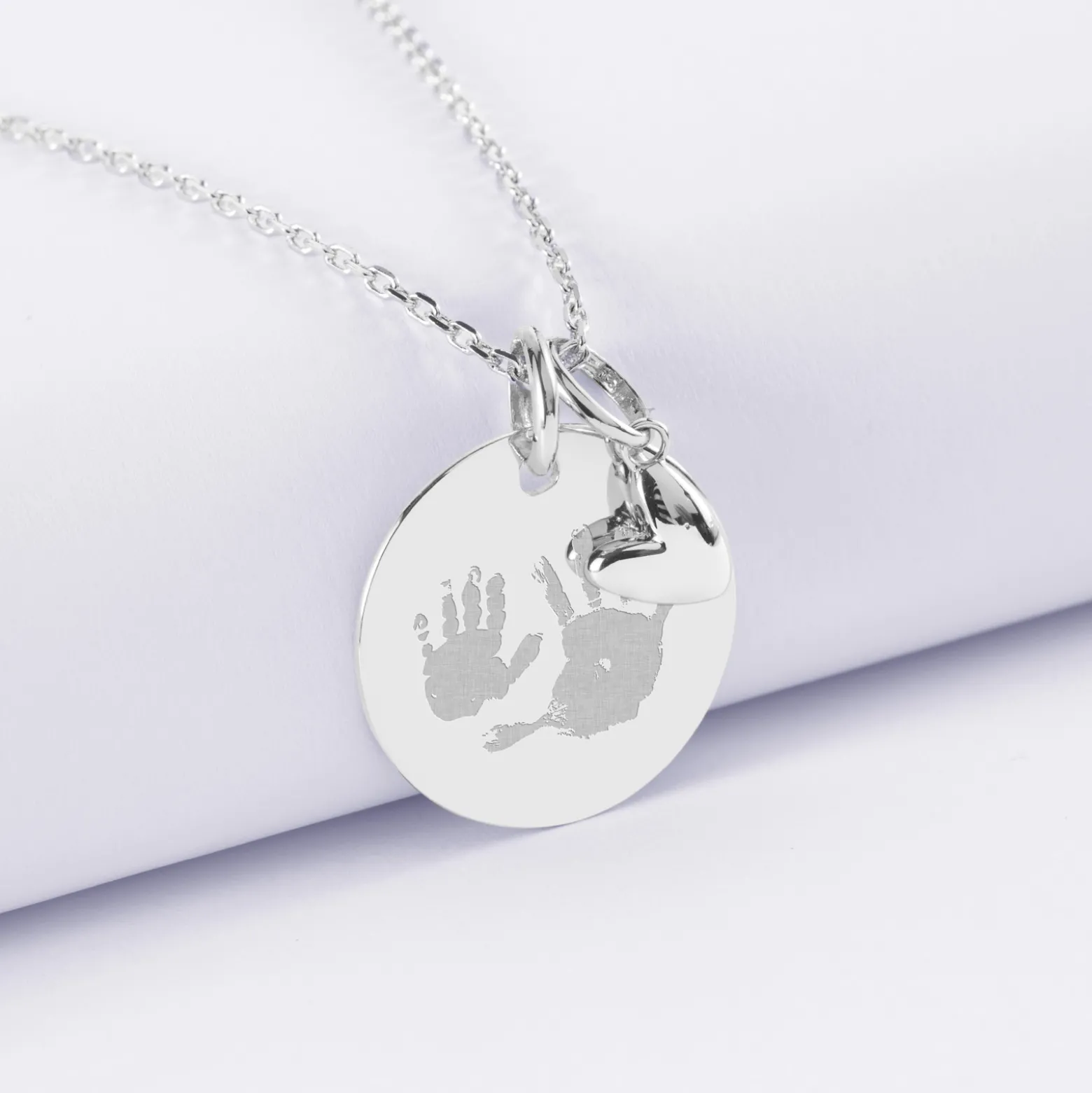 Pendentif personnalisé médaille gravée argent 19 mm et breloque petit coeur bombé 7 mm - HappyBulle x Atelier Wagram