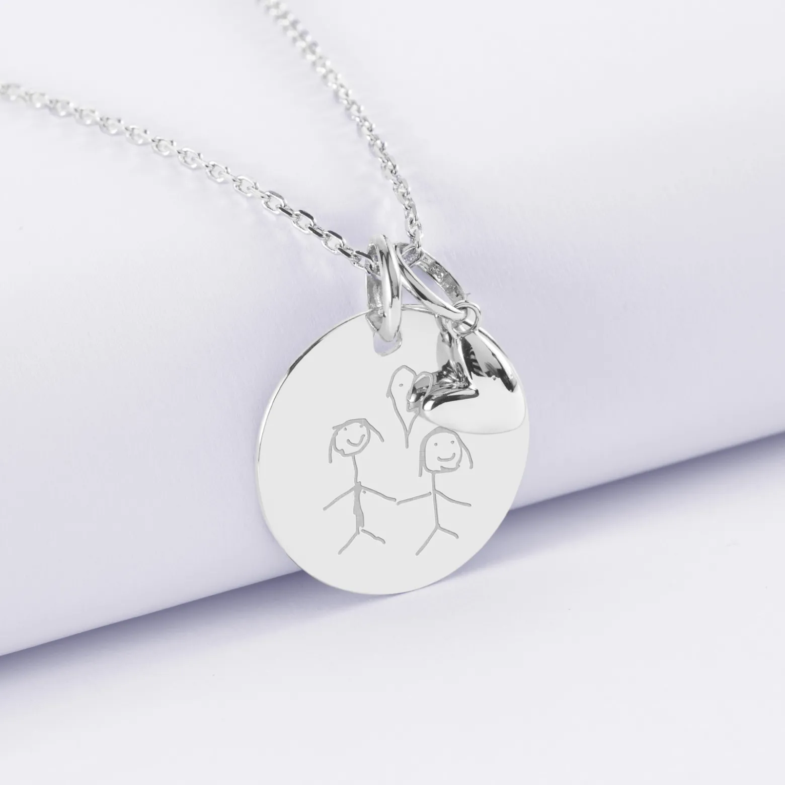 Pendentif personnalisé médaille gravée argent 19 mm et breloque petit coeur bombé 7 mm - HappyBulle x Atelier Wagram