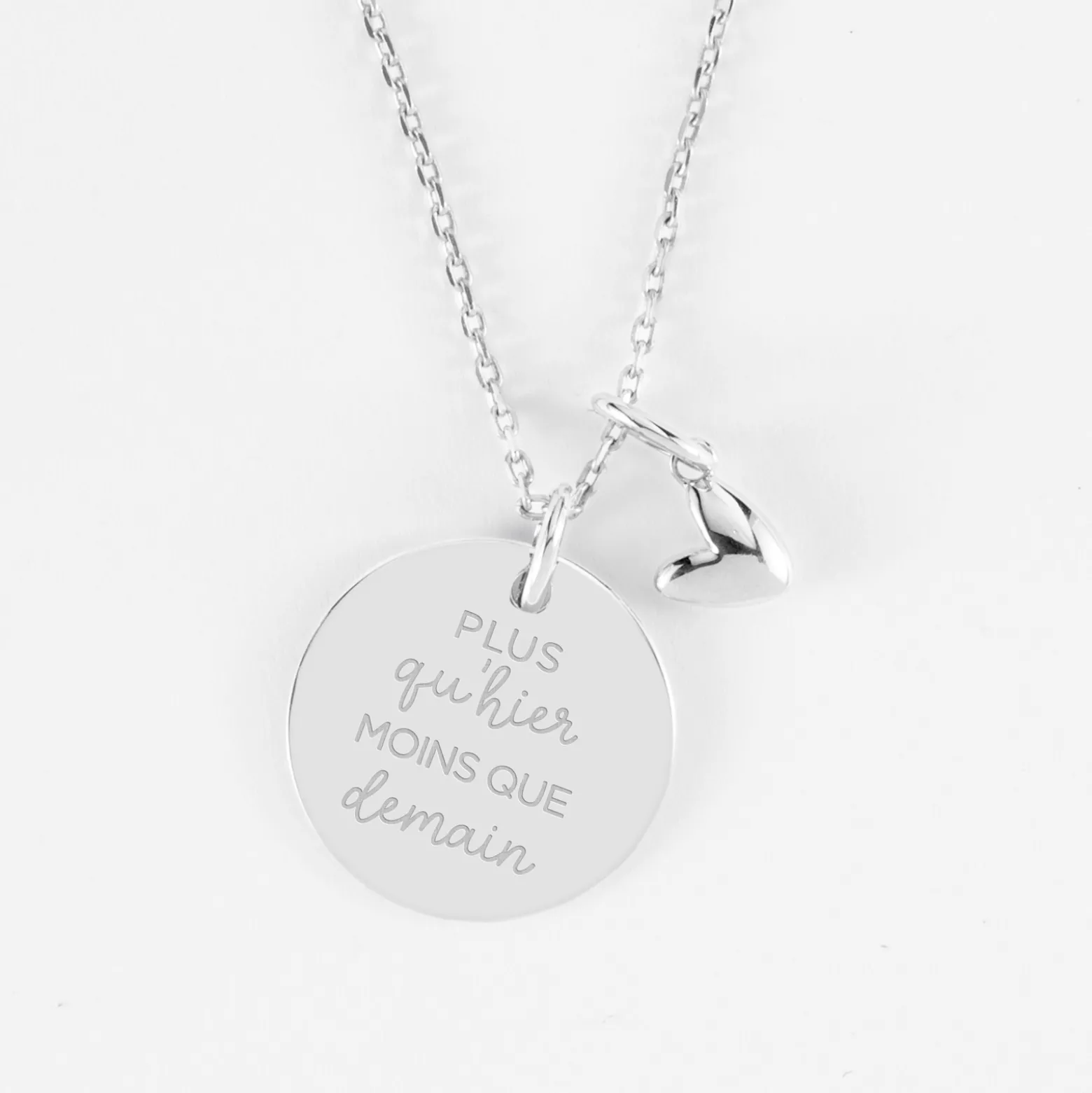 Pendentif personnalisé médaille gravée argent 19 mm et breloque petit coeur bombé 7 mm - HappyBulle x Atelier Wagram