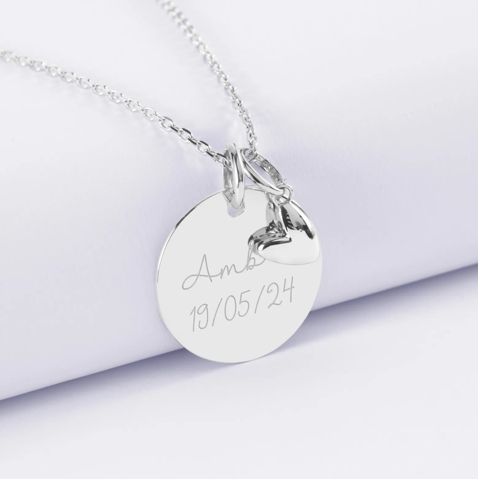 Pendentif personnalisé médaille gravée argent 19 mm et breloque petit coeur bombé 7 mm - HappyBulle x Atelier Wagram