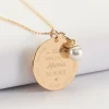 Pendentif personnalisé médaille gravée plaqué or 27 mm et breloque perle nacre 10 mm - "La meilleure Mamie"
