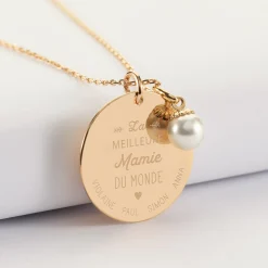 Pendentif personnalisé médaille gravée plaqué or 27 mm et breloque perle nacre 10 mm -