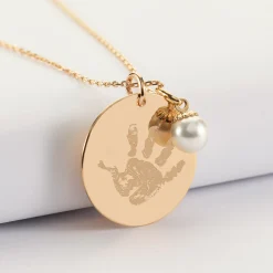 Pendentif personnalisé médaille gravée plaqué or 27 mm et breloque perle nacre 10 mm -