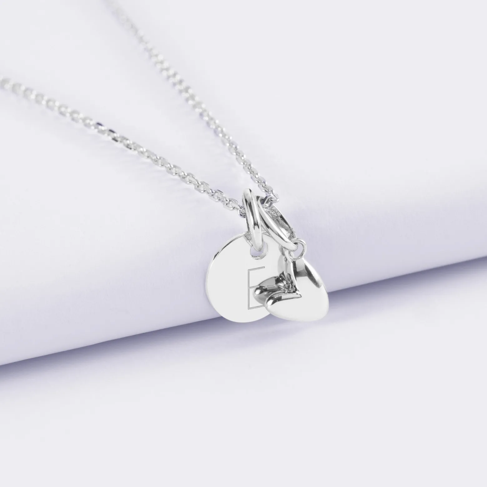 Pendentif personnalisé médaille gravée argent 10 mm et breloque petit coeur bombé 7 mm - HappyBulle x Atelier Wagram