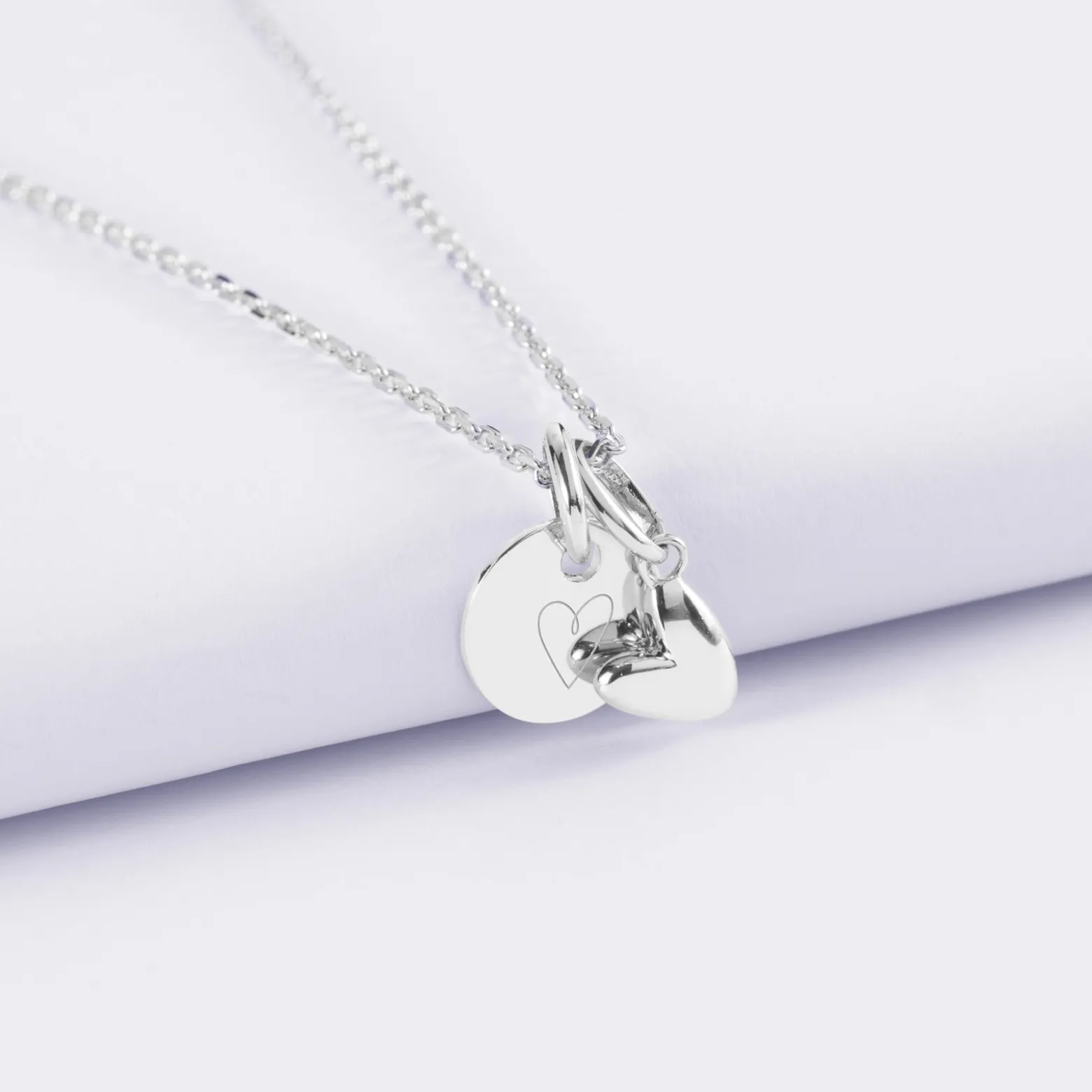 Pendentif personnalisé médaille gravée argent 10 mm et breloque petit coeur bombé 7 mm - HappyBulle x Atelier Wagram