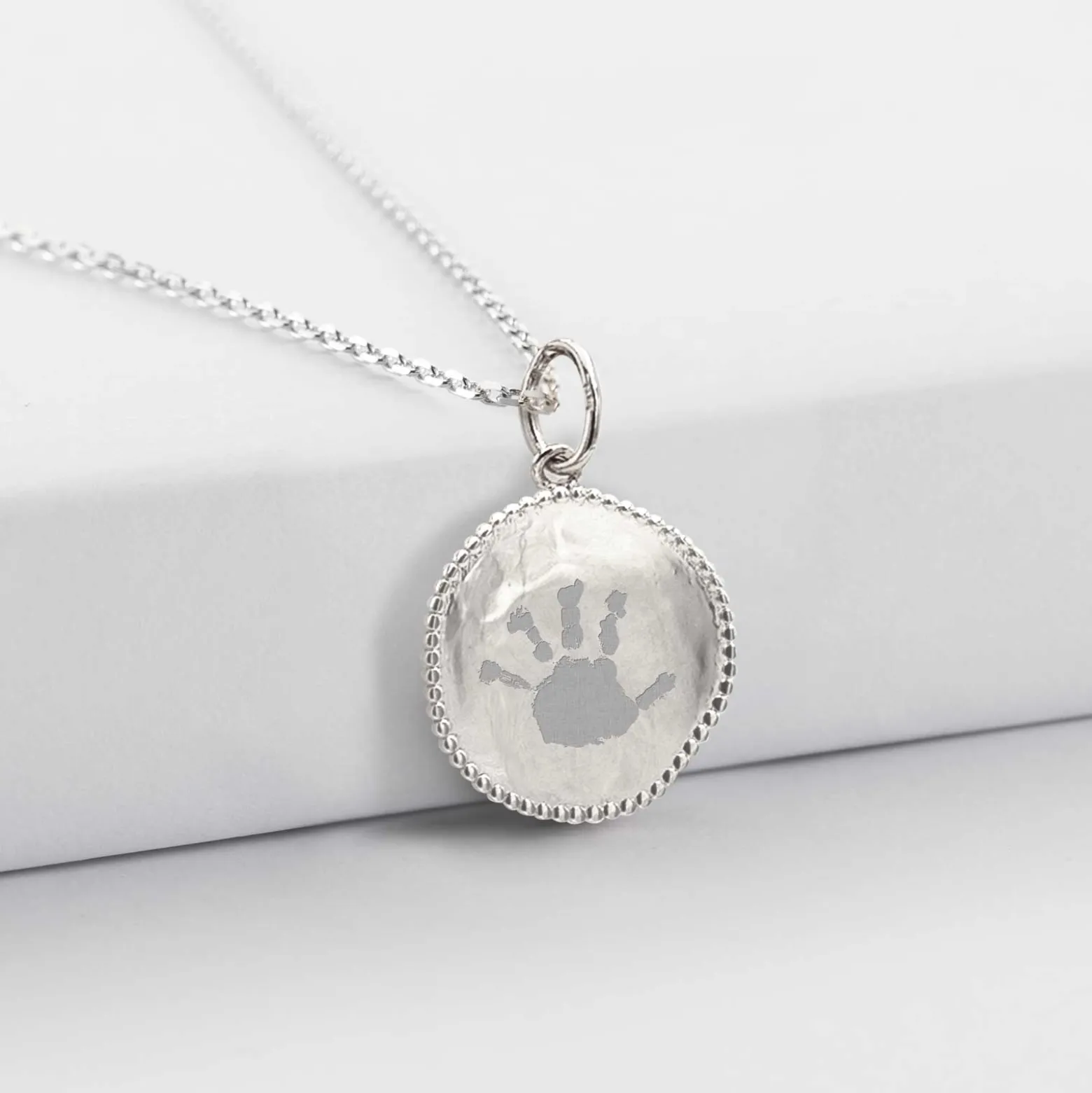 Pendentif personnalisé médaille gravée argent lettre initiale texturée 14 mm