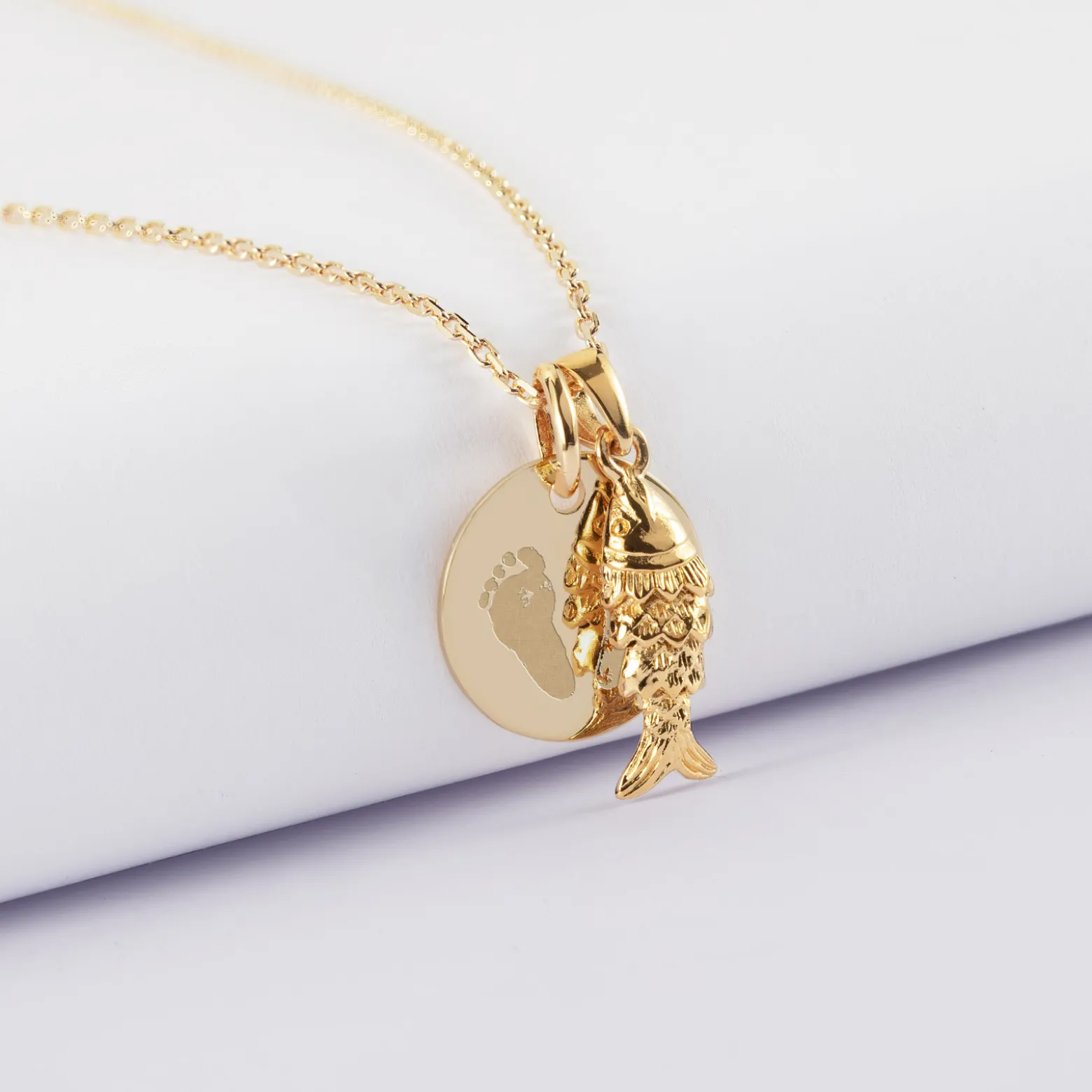 Pendentif personnalisé médaille gravée plaqué or 15 mm et breloque poisson articulé 15 mm