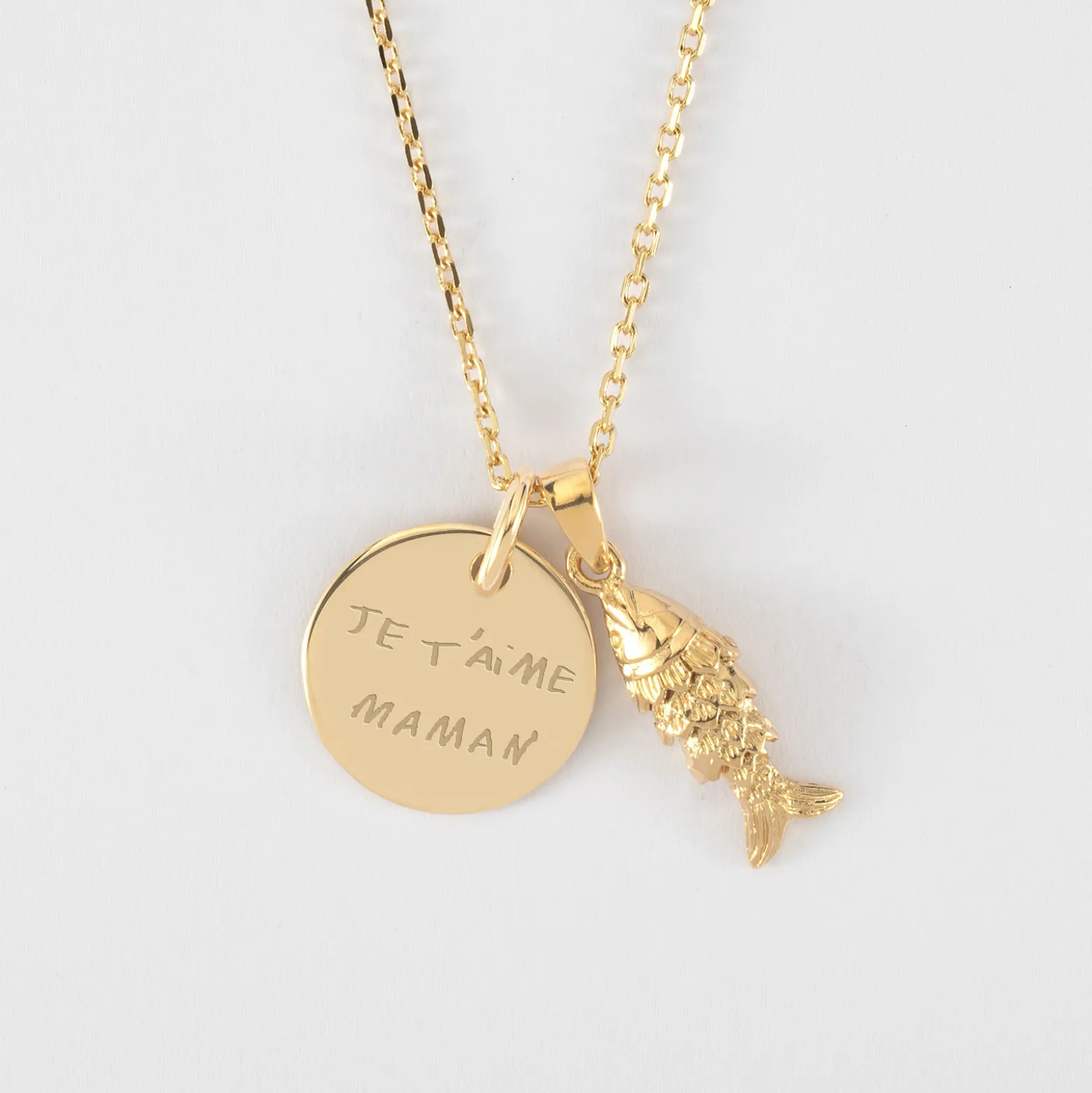 Pendentif personnalisé médaille gravée plaqué or 15 mm et breloque poisson articulé 15 mm