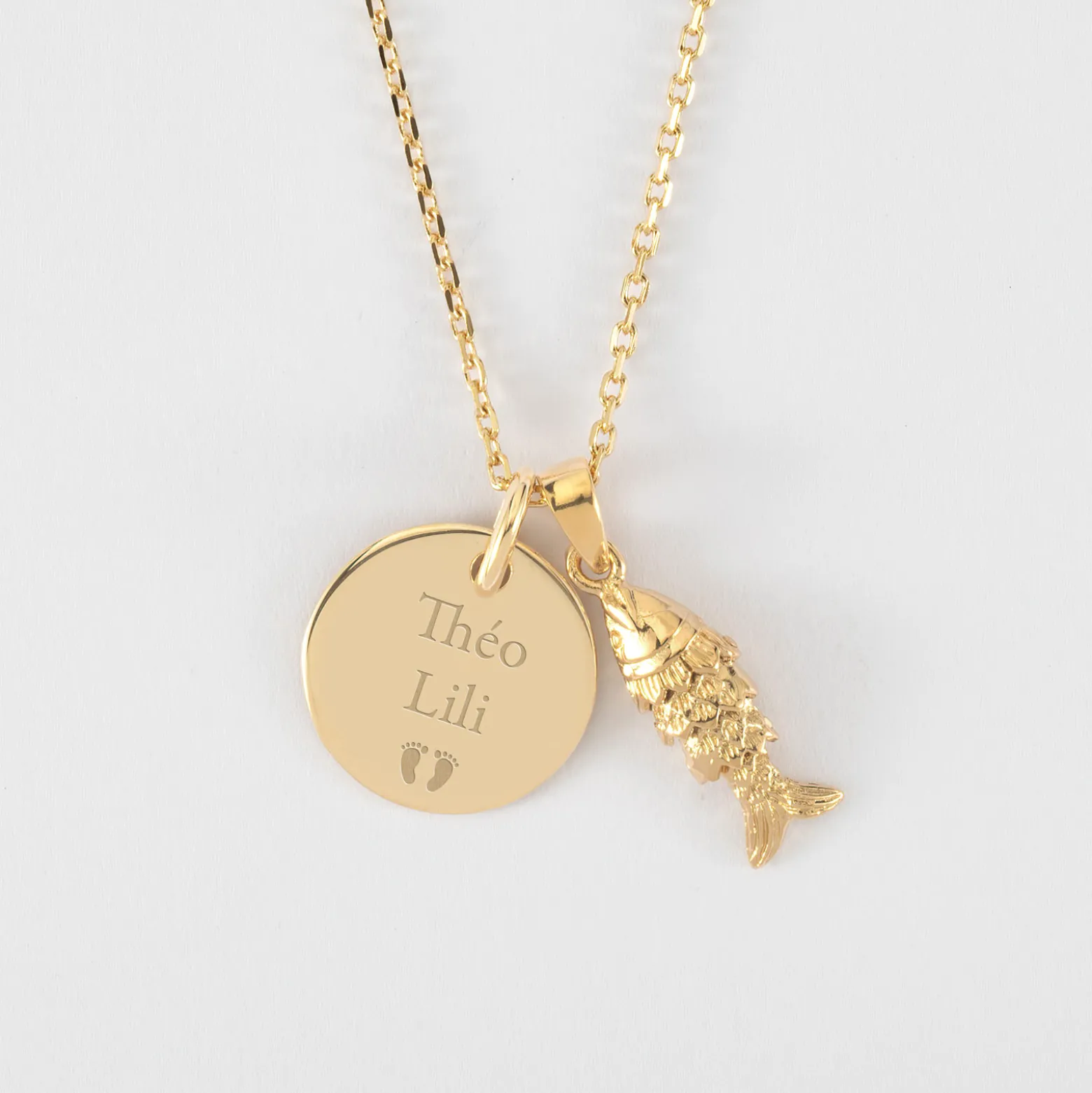 Pendentif personnalisé médaille gravée plaqué or 15 mm et breloque poisson articulé 15 mm