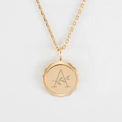 Pendentif personnalisé médaille contour fleur gravée plaqué or 18 mm