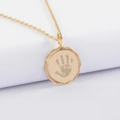 Pendentif personnalisé médaille contour fleur gravée plaqué or 18 mm