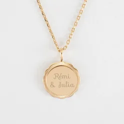 Pendentif personnalisé médaille contour fleur gravée plaqué or 18 mm