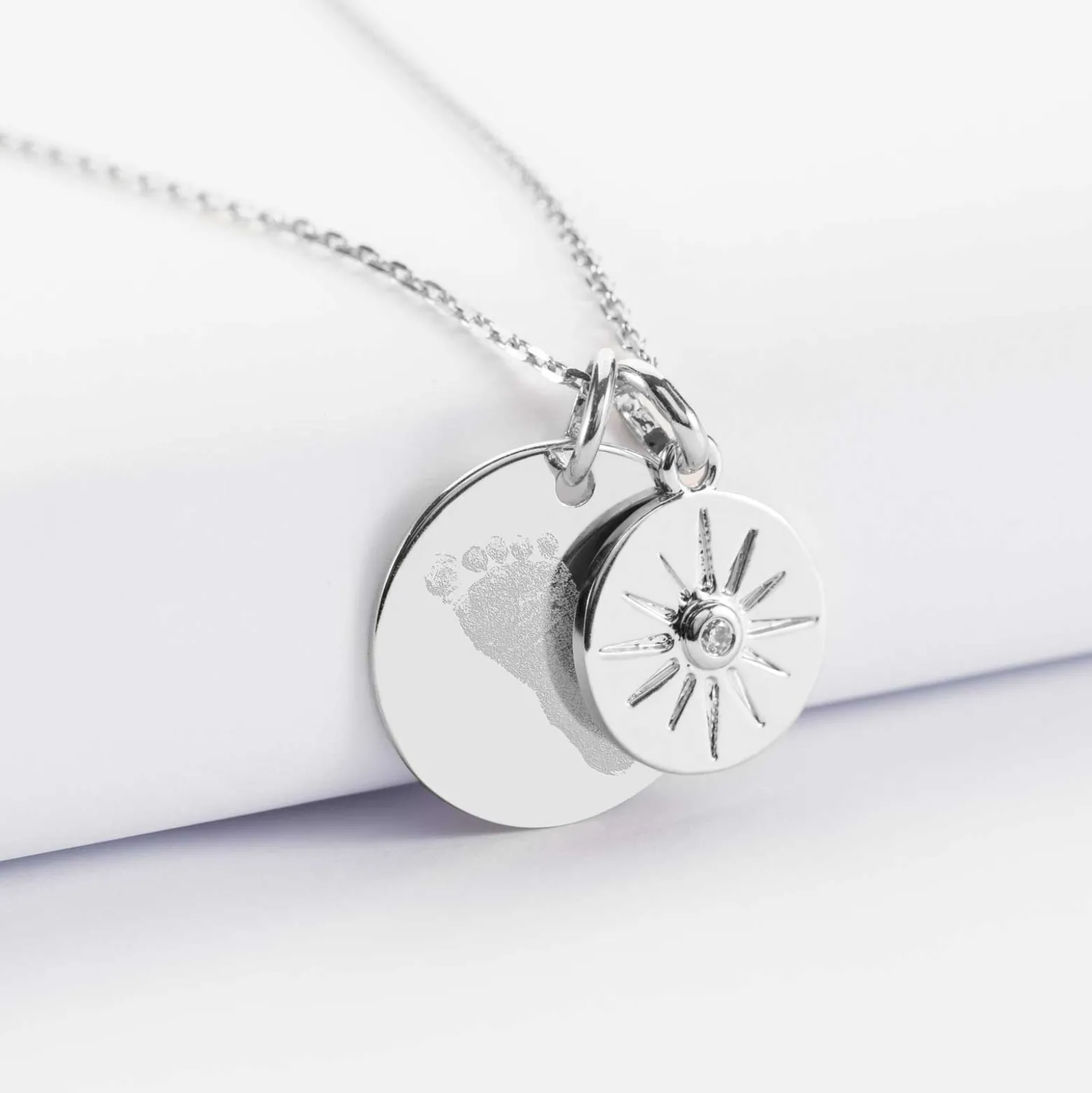 Pendentif personnalisé médaille gravée argent 19 mm et breloque soleil scintillant 14 mm