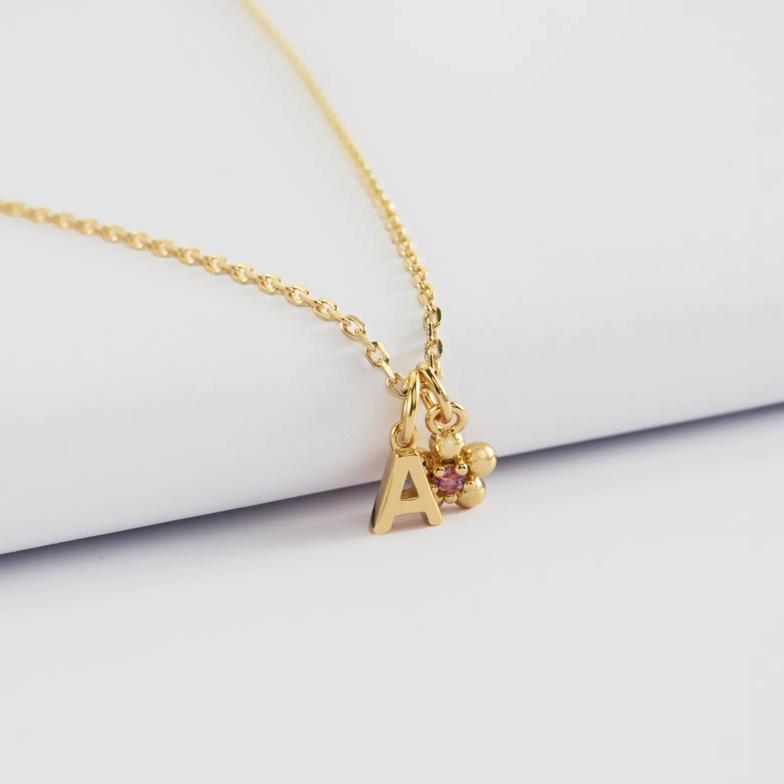 Pendentif personnalisé médaille plaqué or lettre initiale 5 mm et breloque fleur zircon plaqué or 8 mm