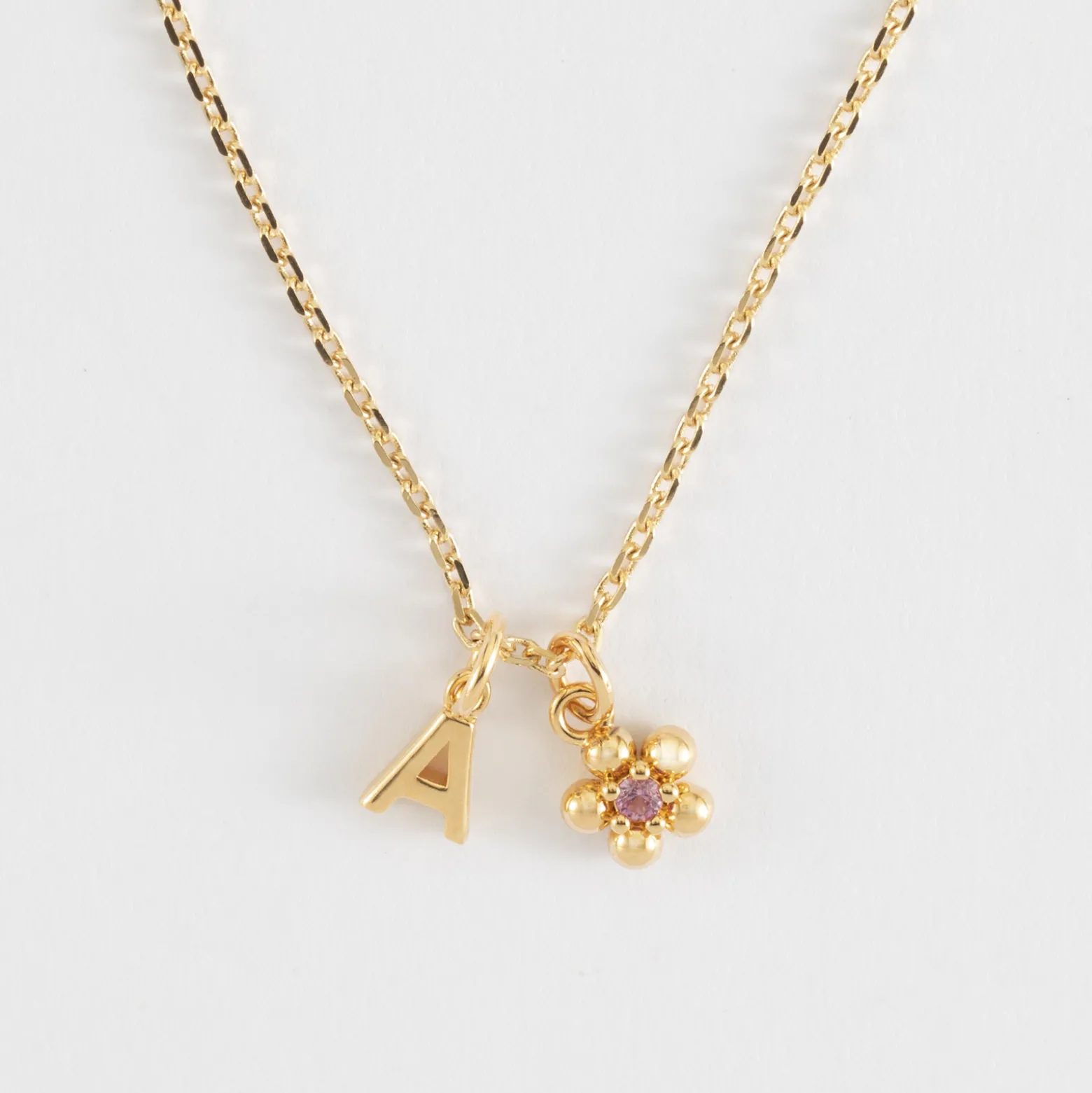 Pendentif personnalisé médaille plaqué or lettre initiale 5 mm et breloque fleur zircon plaqué or 8 mm