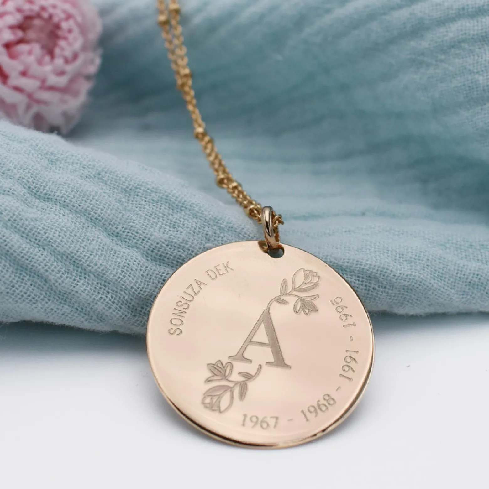 Pendentif personnalisé médaille gravée plaqué or 27 mm - édition spéciale "Initiale Florale"