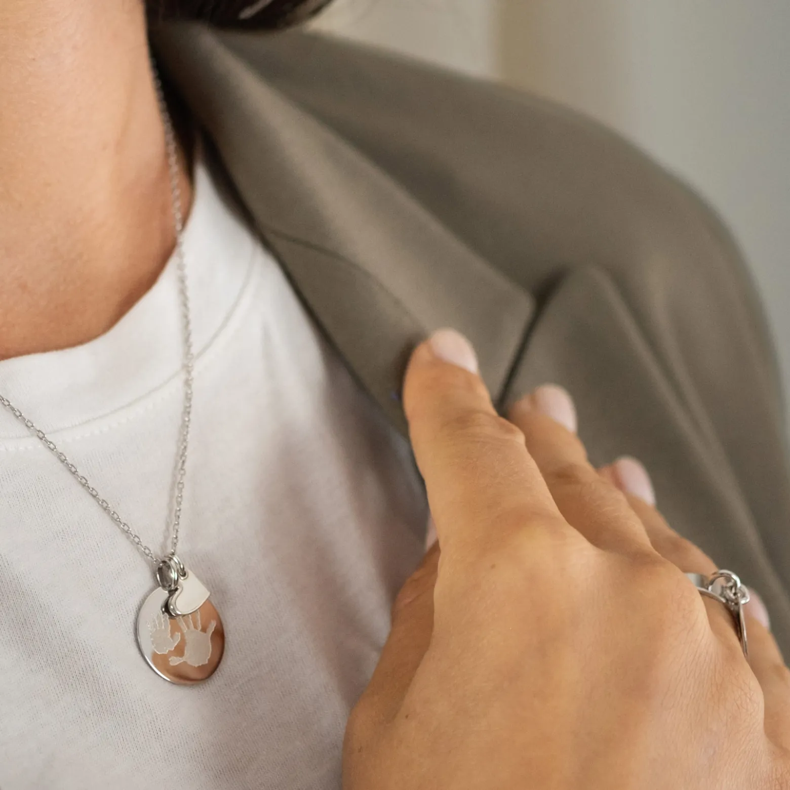 Pendentif personnalisé médaille gravée argent 19 mm et breloque coeur email 10 mm