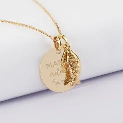 Pendentif personnalisé médaille gravée plaqué or 19 mm et breloque poisson articulé 15 mm
