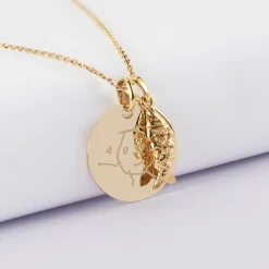 Pendentif personnalisé médaille gravée plaqué or 19 mm et breloque poisson articulé 15 mm